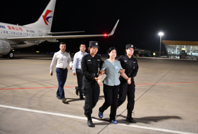 “百名红通人员”周静华被引渡回国