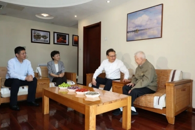 梁言順走訪慰問抗戰(zhàn)老戰(zhàn)士老同志并發(fā)放紀(jì)念章