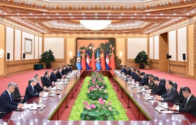 习近平会见柬埔寨人民党主席、参议院主席洪森