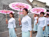 [亳州]佳丽老街秀旗袍 传统服饰展魅力