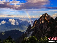 [黄山]黄山雨后云海壮观 彩虹悬挂于群山之间