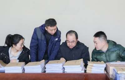 收受親屬財物并縱容默許其謀取私利怎樣定性